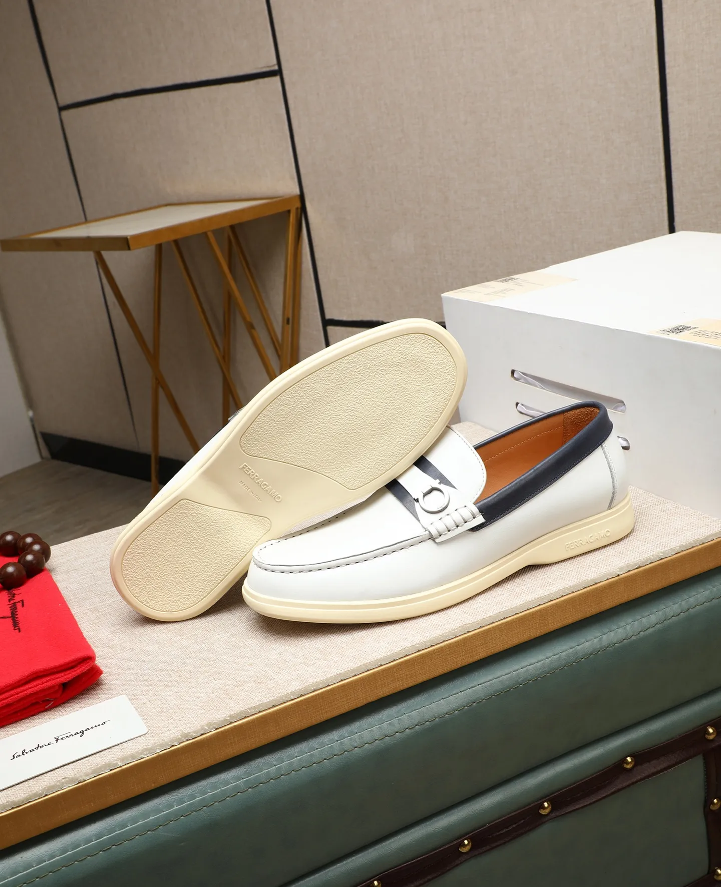 Men's shoes 💰580 📛📛(water-dyed cow lining) Salvatore Ferragamo high-end (Salvatore Ferragamo) is the top international luxury footwear brand. It comes from the fashion kingdom of Italy. It is famous all over the world for its traditional handmade design and novel styles... 🚶🏻🚶🏻New suit shoes are available simultaneously at the counter. This style is purely handmade. The fabric is imported Italian calfskin➕Soft water-dyed cowhide lining. Original authentic outsole🌀🌀Size: 38➖44 (45 46 customized)